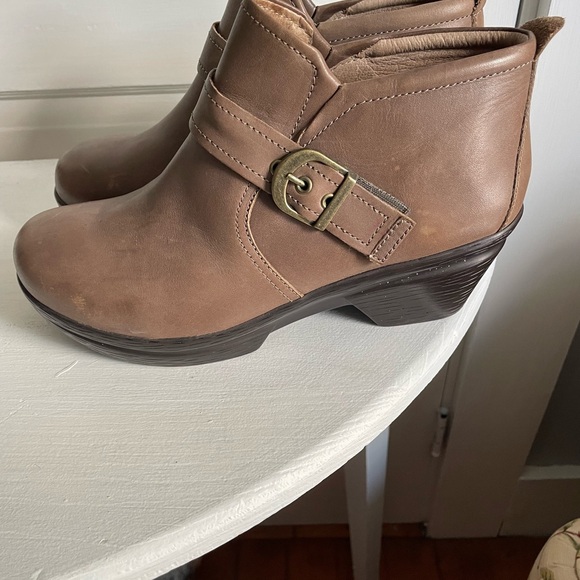 Sanita Women’s booties size 9.5, Euro 41. Taupe/light Brown. - Picture 2 of 8